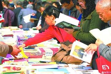 Jinan Citizens Actively Buy or Read Books on the World Reading Day
