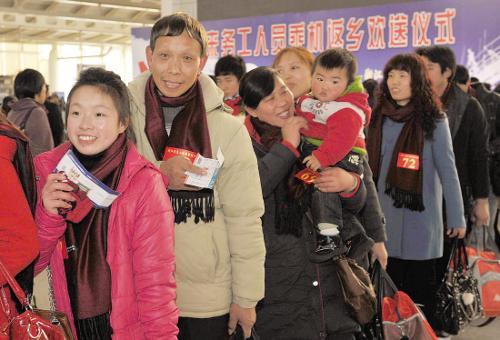 Excellent migrant workers returned hometown by plane for free