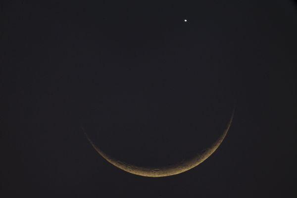 Crescent moon below planet Venus observed in S China