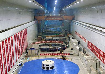 1st China-made Unit (700MW) Rotor of Longtan HPP in Place