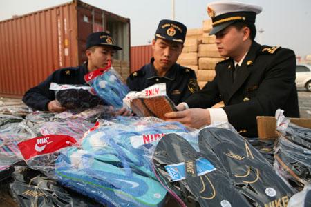 Xiamen Seized 77,000 Sandals Infringing Famous Trademarks(with photo)