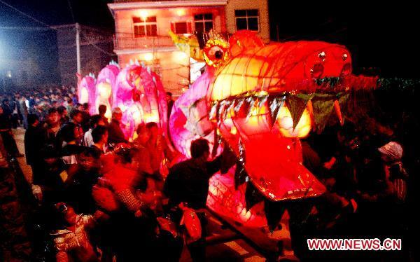 Lantern parade held in E. China's Jiangxi