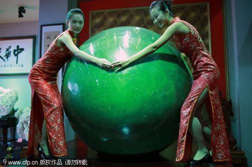 World's largest night-shining jewel displayed in S China