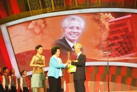 Academician HE Jingtang awarded 