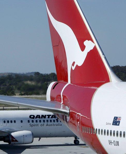Qantas grounds flights over labor dispute