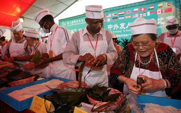 Zongzi wrapping competition held in E China