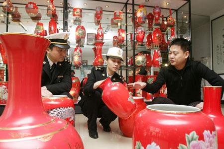 Strong Support to Ceramics Enterprises(with photo)