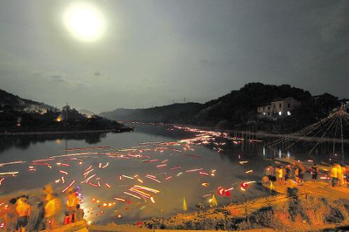 Sanjiangkou Water Lamp Festival   was held yesterday