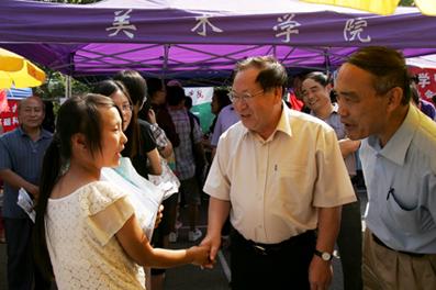 Tsinghua Welcomes New Students