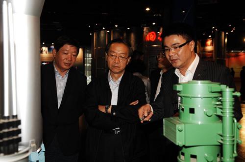 Li Yizhong, Minister of Ministry of Industry and Information Technology paid an inspection visit to Shanghai Electric