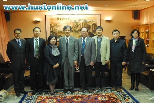 President of Aizu University Visited HUST