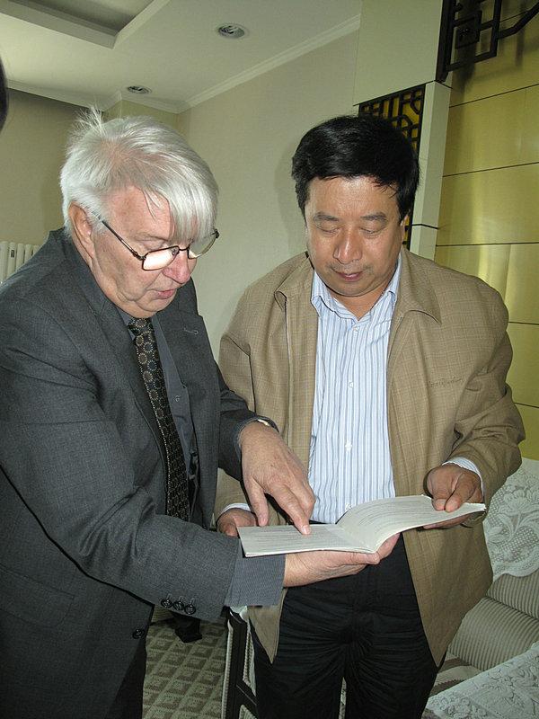 Jia Suotang meets Klaus Bassler on Development of Music Department