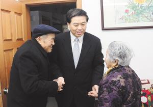 City leaders visited the elderly leaders of Jiangin in groups