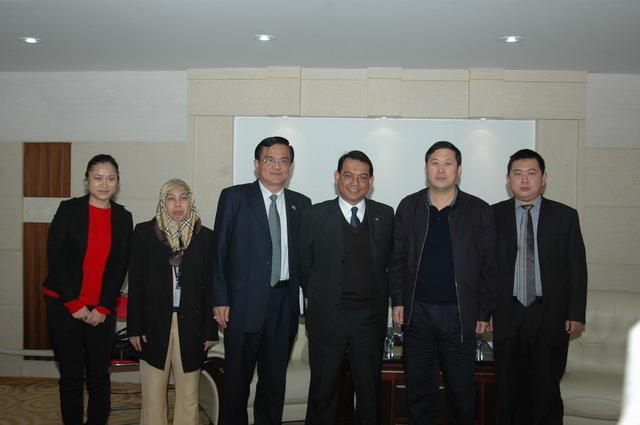 Mr. Roslan Abdul Rahaman, Consul-general of Malaysia visiting Jinan University