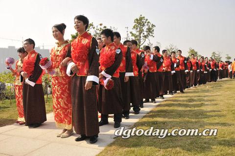 100 couples attend group wedding in Dongguan