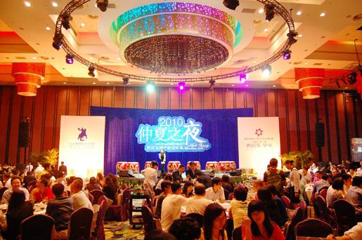The gathering dinner of    Mid-Summer Night    with two shining stars stirred up the enthusiasm of Guangzhou