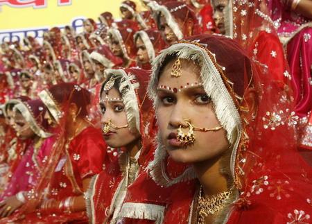 Mass wedding ceremony held in India