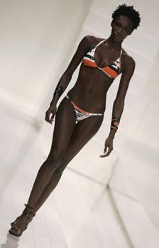 Models present summer collection on Rio Show