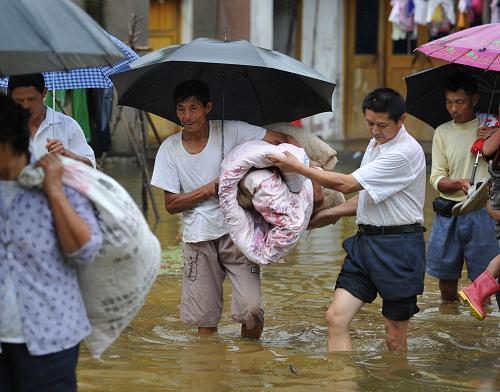 Huaining: Flood-stricken villagers evacuate