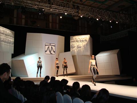Design Works by BIFT Graduates Strike a Pose on the Fashion Week Stage where Exhibits from Both Sides of the Strait are on Display