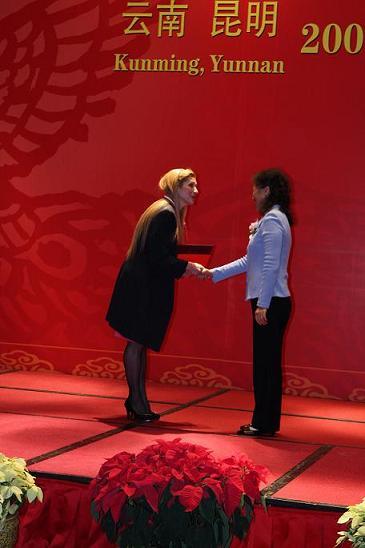 Foreign expert Ms. Rouhieh Tabibzadegan won Yunnan Provincial Friendship Reward