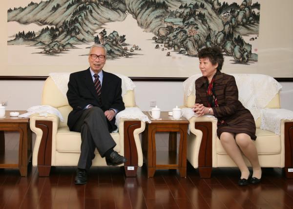 Former Japanese Chief Cabinet Secretary Visited Jiangnan University