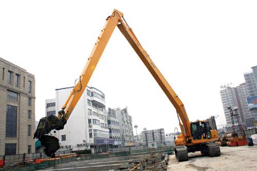 China's First Excavator with Extended Arm Support Makes Debut