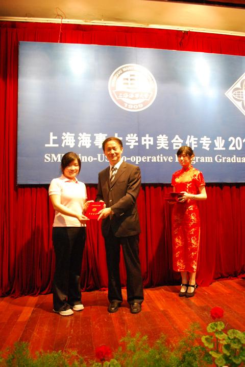 2010 Graduation Ceremony Held by Pudong Business Administration School