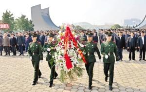 City leaders of Jiangyin paid a visit to Revolutionary Martyrs Cemetery