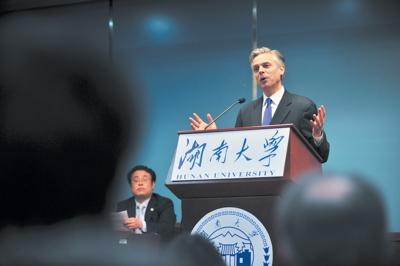 U.S. ambassador to China Visits Hunan University
