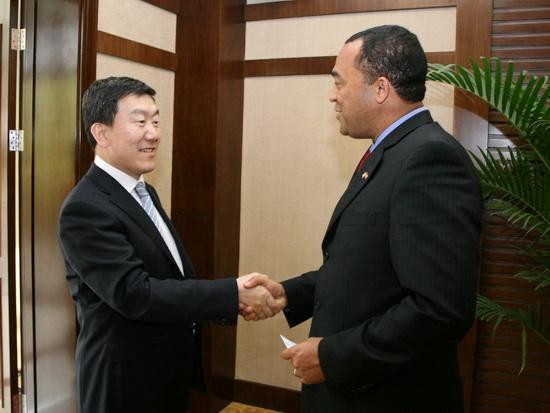 Vice Minister Niu Dun Meets with Jamaican Agricultural Minister