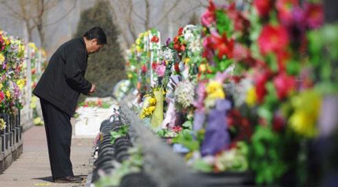 Chinese Turn to Greener Tomb-sweeping for Paying Tribute to Ancestors