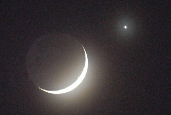 Crescent moon below planet Venus observed in S China