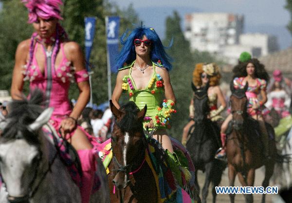 Fashion show on horseback