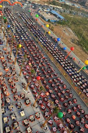 Residents attend 1,500-table banquet in Shenzhen