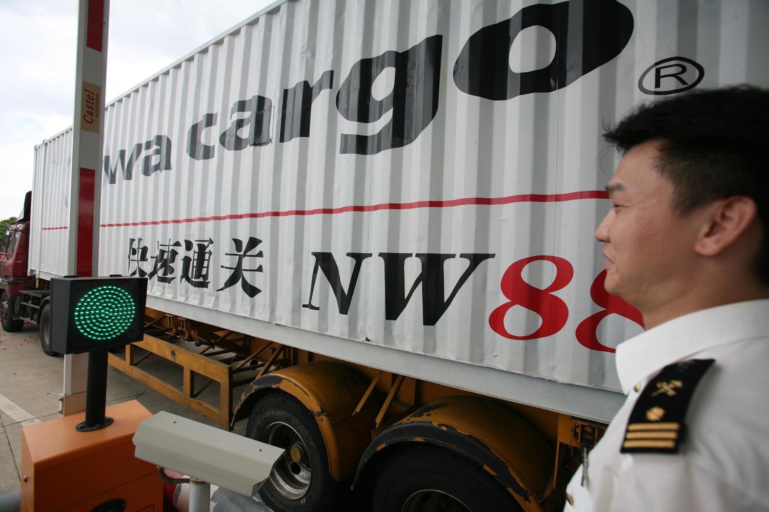The Logistic Expressway between Guangzhou and Hong Kong Opened and    Cross-Border Quick-Customs-Clearance System    Started up in Guangzhou Baiyun Airport Customs House