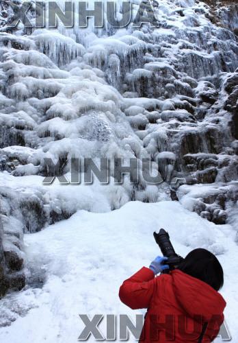 Large area of ice fall appears at Mt.Huangshan