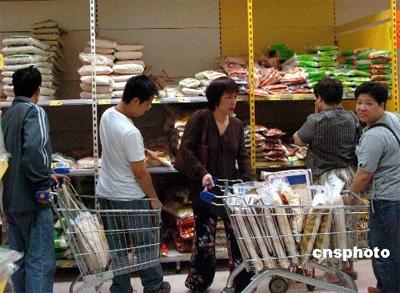 Mainlanders visit HK for cheap groceries