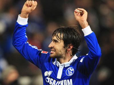 Raul Breaks Scoring Record in Schalke's 1-1 Champions League Draw