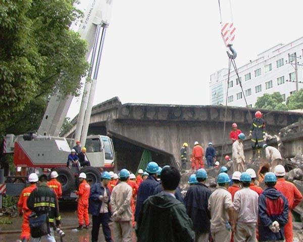 Zoomlion Resue Team with Cranes at the site of Viaduct Collapse in Zhuzhou