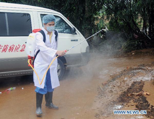 Medics prevent disease in flood-retreated Hainan