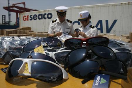 Ningbo Seized 220,000 Counterfeit Sunglasses   with photo)