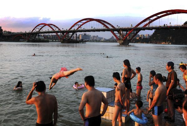 Hot weather continues to scorch many parts of China