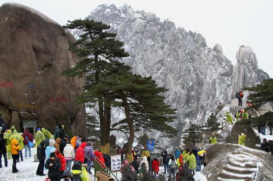 Mt.Huangshan Sees New Year's First Snow