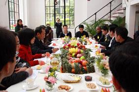 President LI Yuanyuan talks with freshmen on 