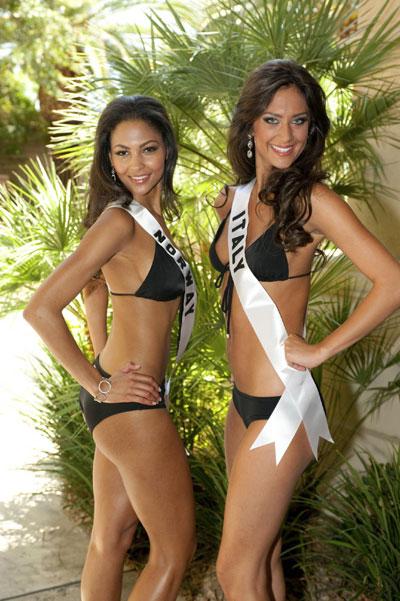 Ladies pose in swimsuit for Miss Universe 2010 Competition
