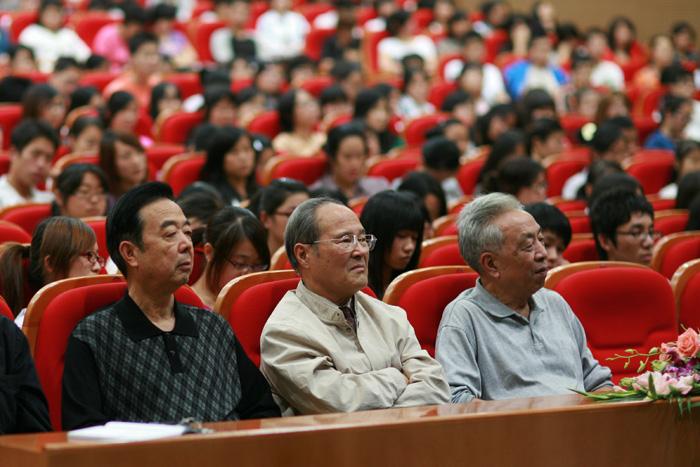 Academician Zuo Tieyong Delivers a Lecture in    Shiing-shen Lecture Hall