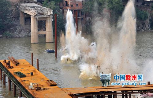Pies of Xihe Bridge Blasted