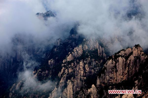 Huangshan Mountain wrapped in clouds