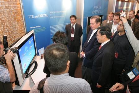 Intel CEO visited the TCL booth at CES